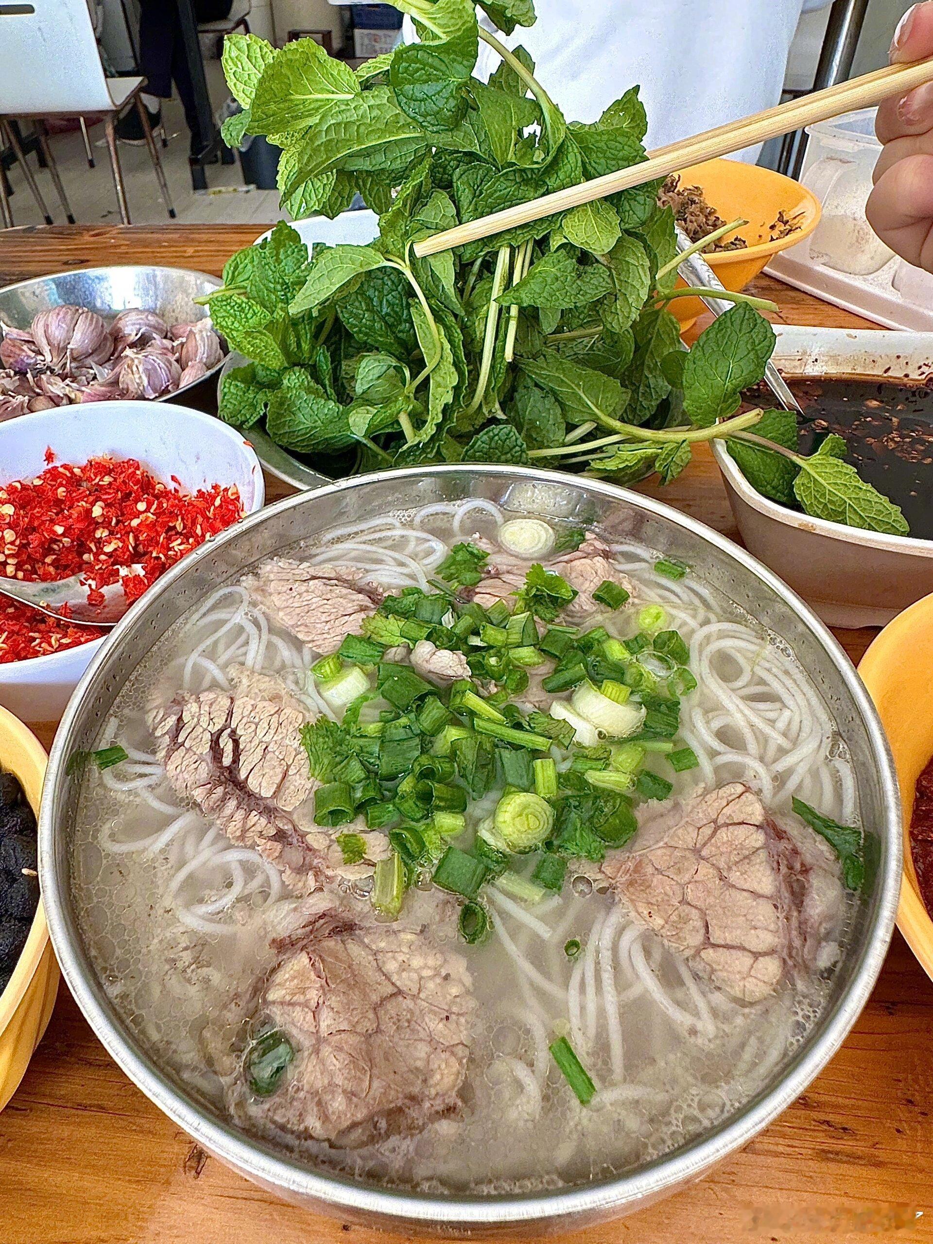 西昌米线的灵魂是薄荷叶！！小料好多…真的好上头！！！！#探店指南# ​​​