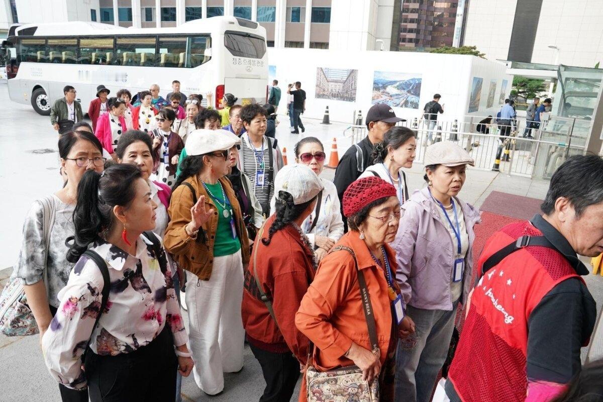 有时候对国人真是怒其不争！

9月29日是中国团体游客免签入境韩国首日，当天就迎