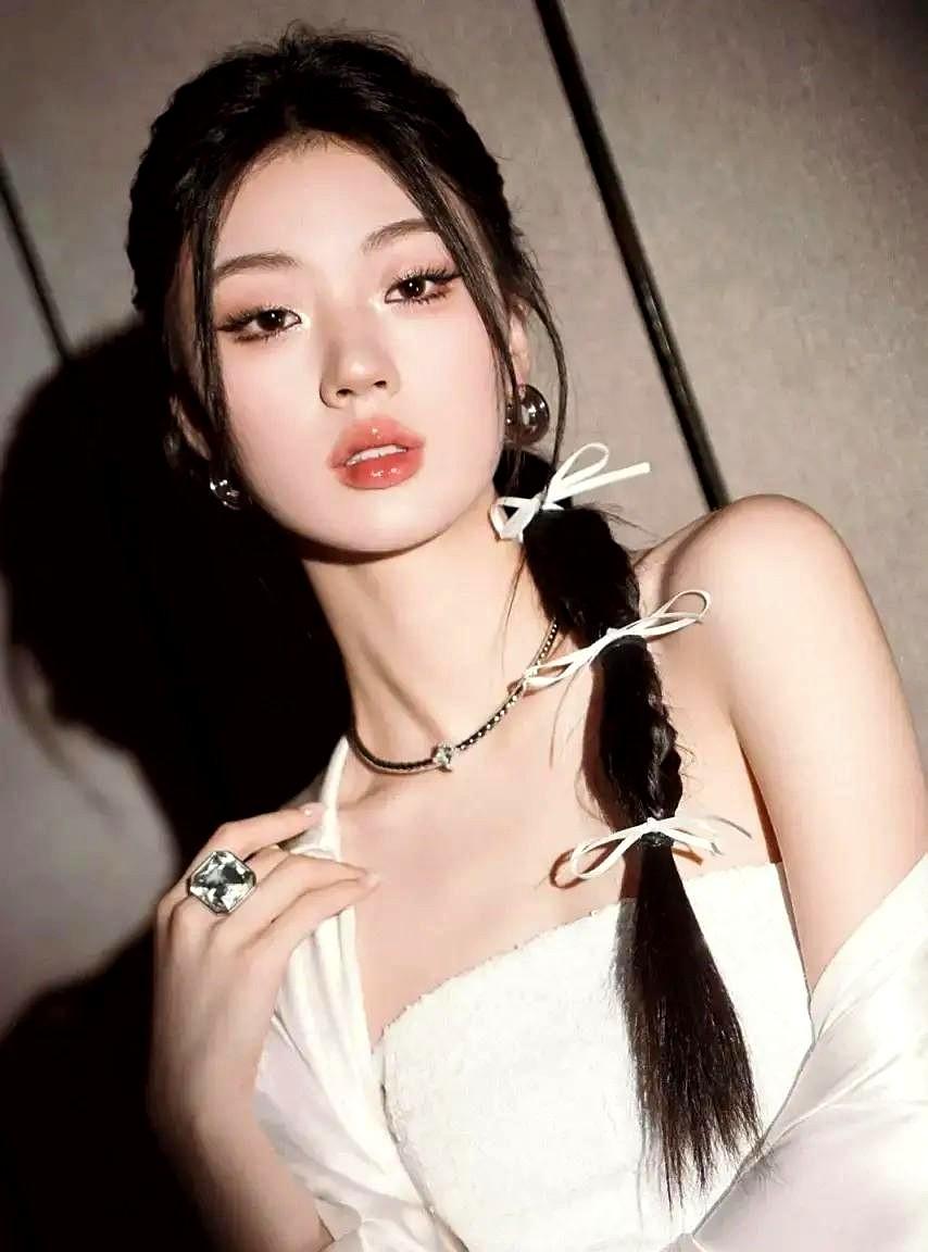 讲真，看到“浙江宣传”评单依纯，我心里是有点暖的。
自家的孩子犯了错，它没有藏着