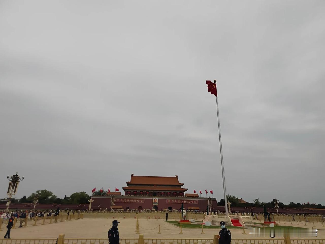 在五一的当天带小侄子进京。他是第一次去，抱着两个愿望：第一到天安门看升旗，第二个