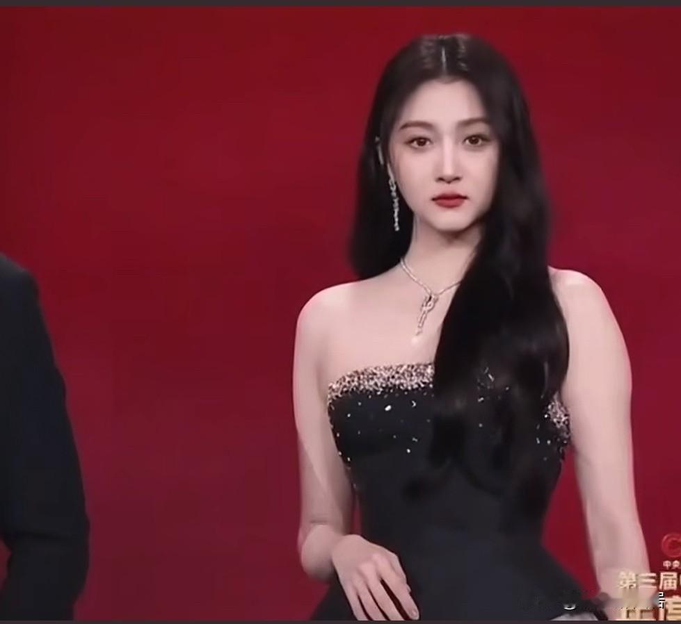 似笑非笑的表情看着像有心事，这么一看，鹿晗确实做了对不起晓彤的事，不然她不应该是