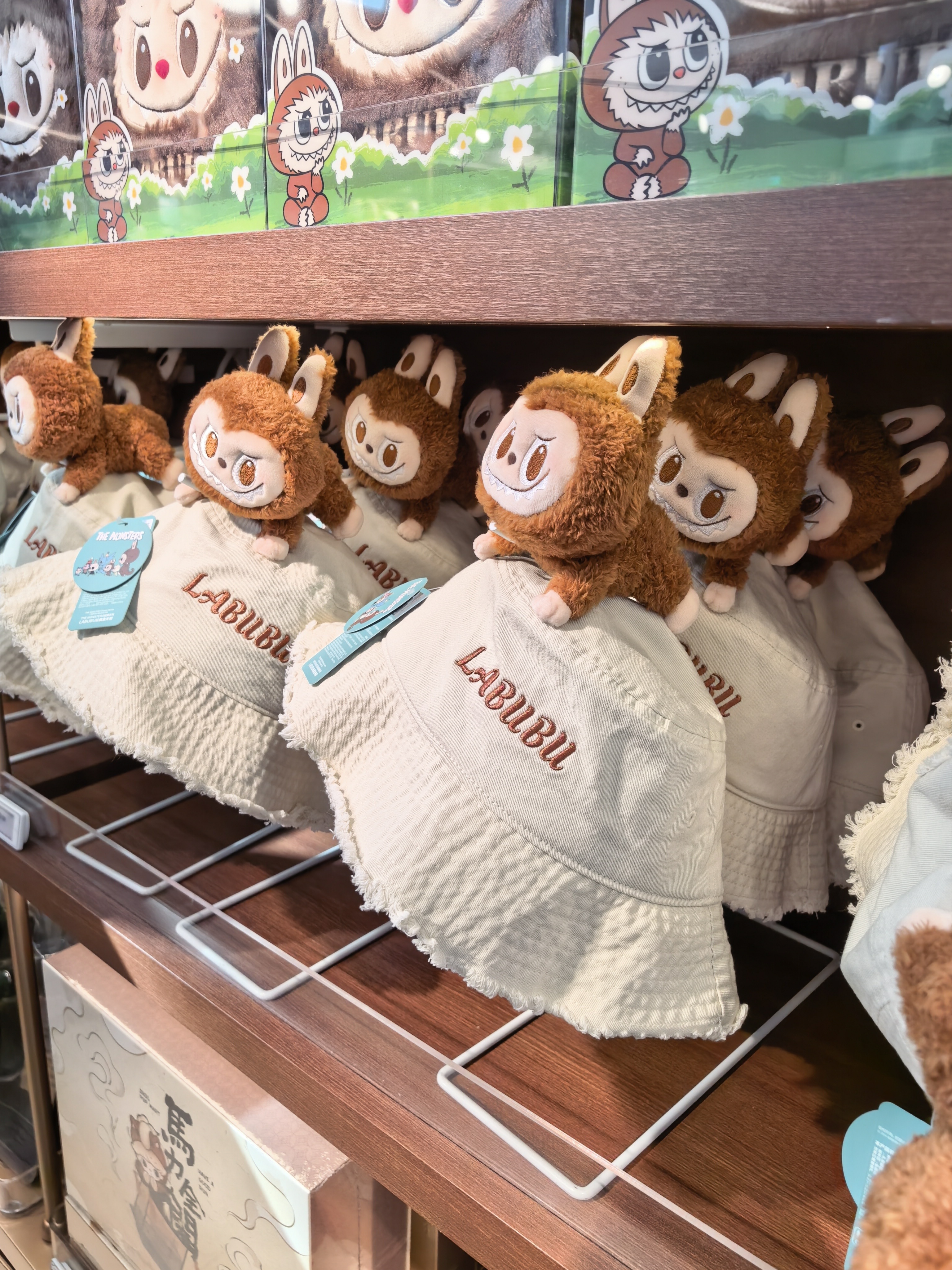 落地大兴机场溜达溜达就到泡泡玛特了全都是labubu和它的好朋友以前看不懂 现在