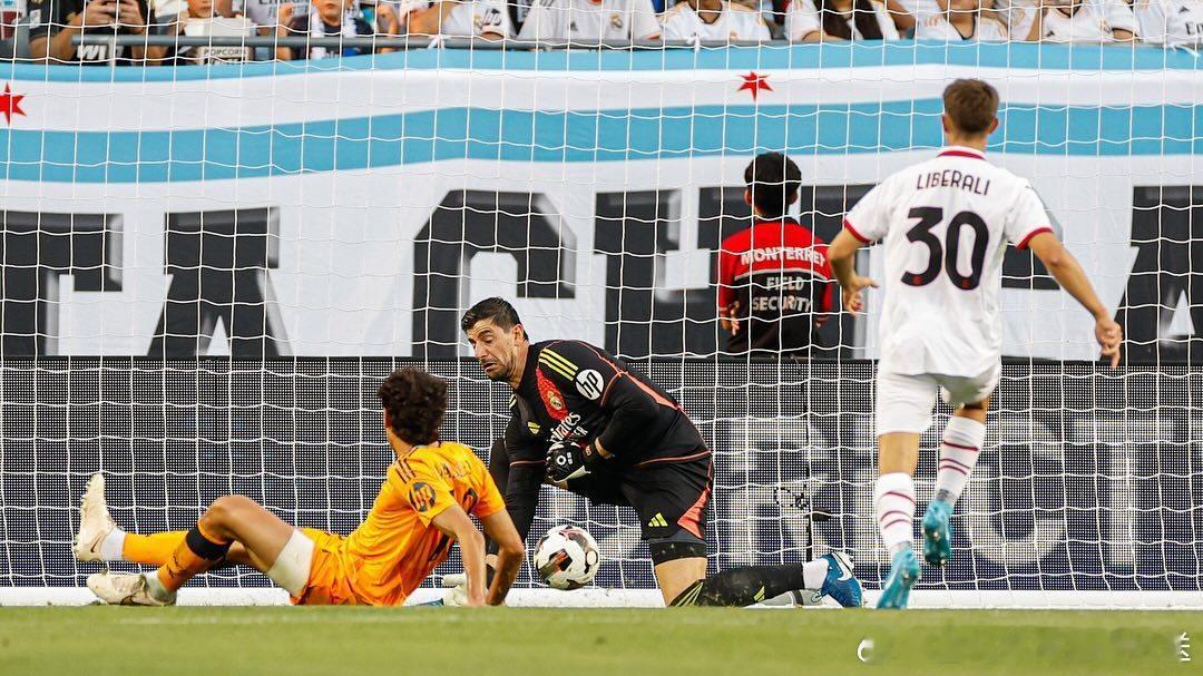 库尔图瓦: 很期待再次穿上这身战袍 #HalaMadrid# ​​​