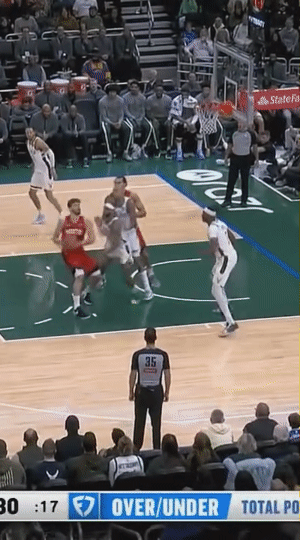 海王斯蒂文·亚当斯卡位抢板真厉害，从人堆里把球挑出来，给人一种像罗德曼的感觉。今