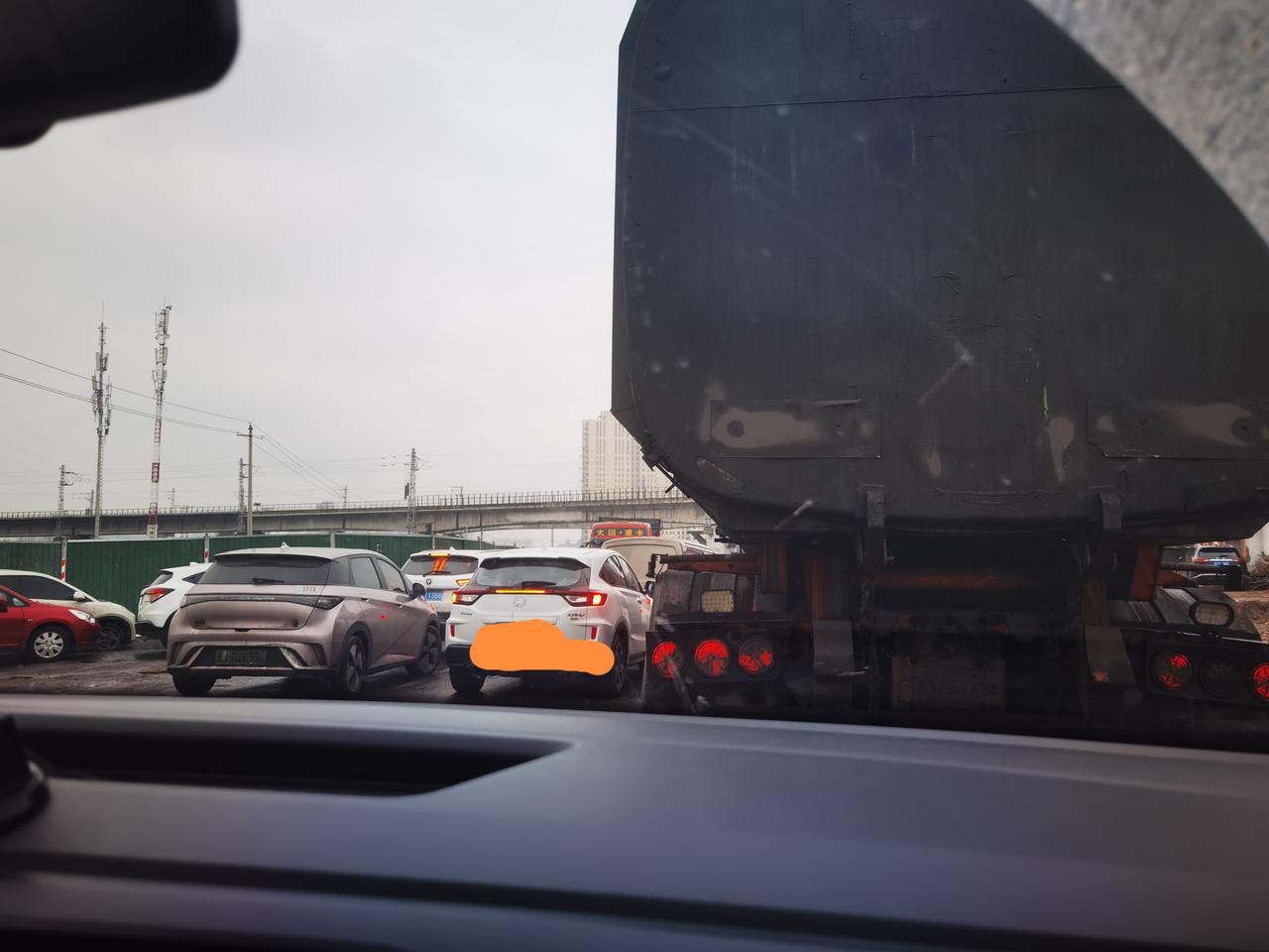 十分钟的路走了将近一小时，为什么？
车堵了？车为什么堵？
车多？车慢？不是的。