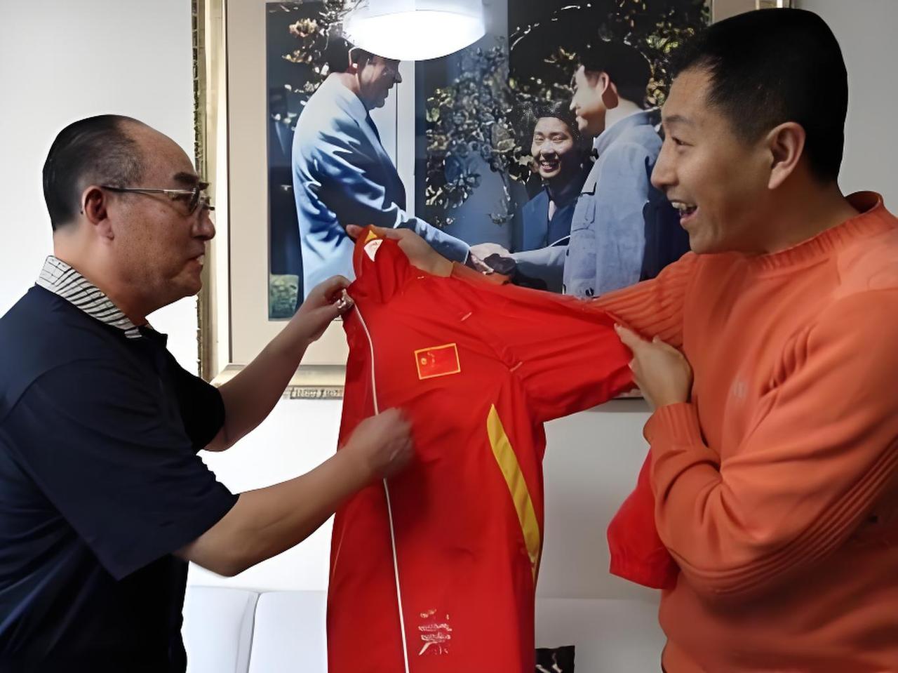 2009年，“乒乓球名将”庄则栋在医院治病，李宁派人将国家乒乓球队队服送到住院部