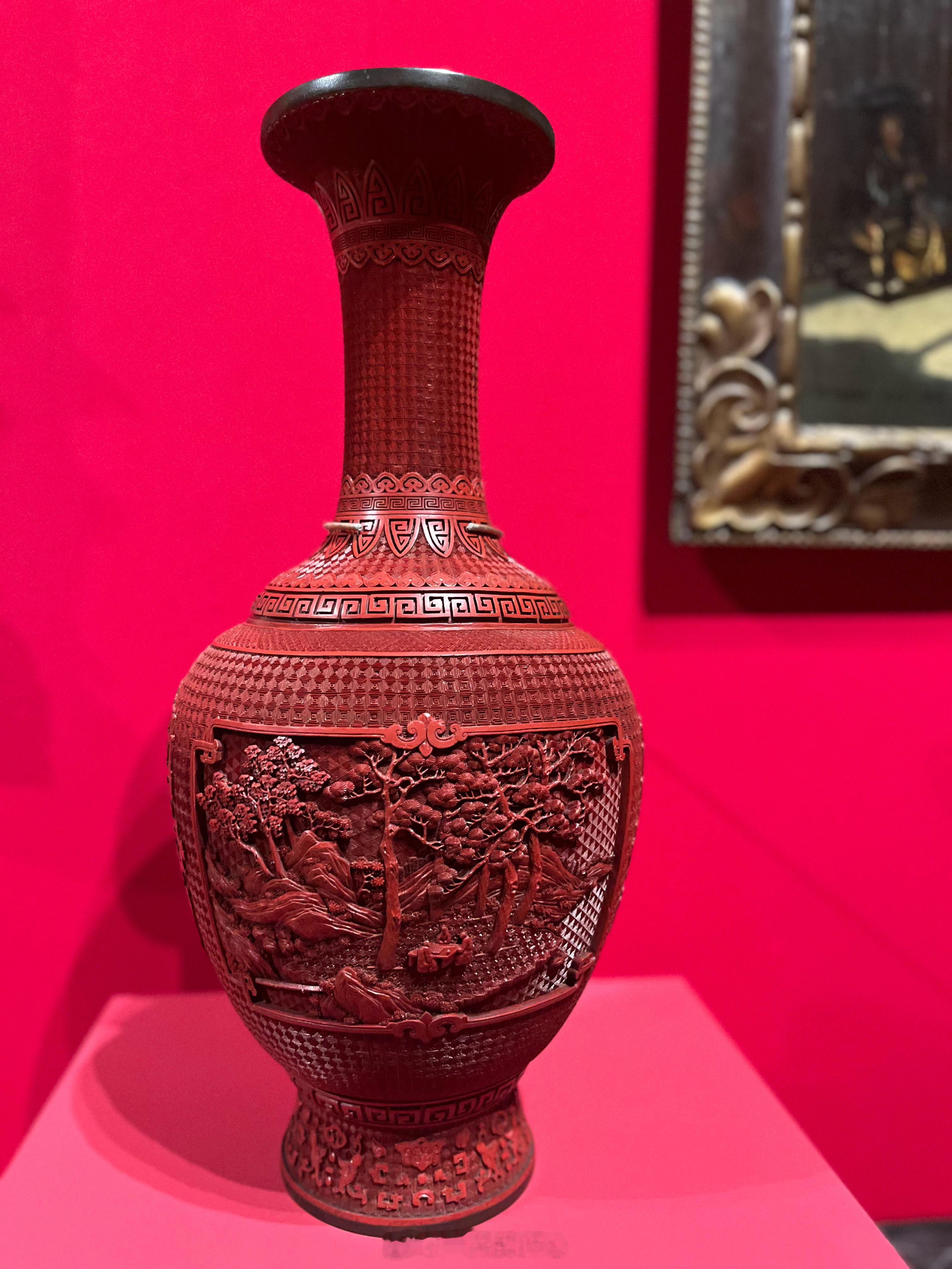 我在白金汉宫国王画廊看到一对中国红瓷器，这是咱们的清朝皇帝溥仪于1911年送给乔