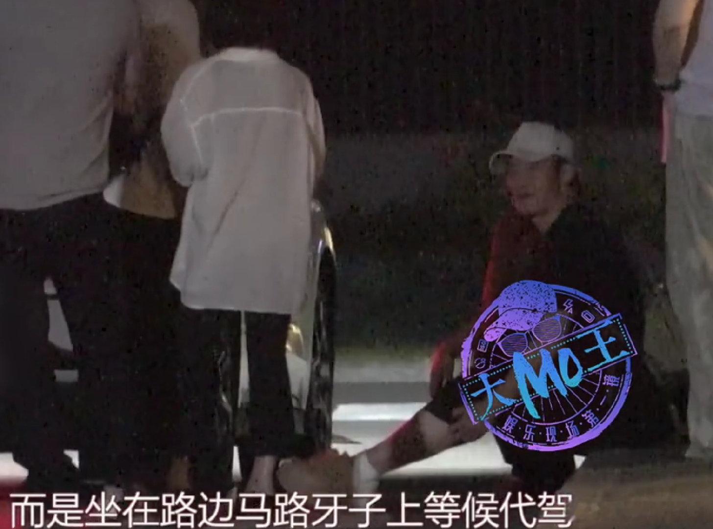 吴京坐路边等代驾 吴京和郭帆聚餐，告别时抱了两次才分开。镜头一转，吴京一个人坐在