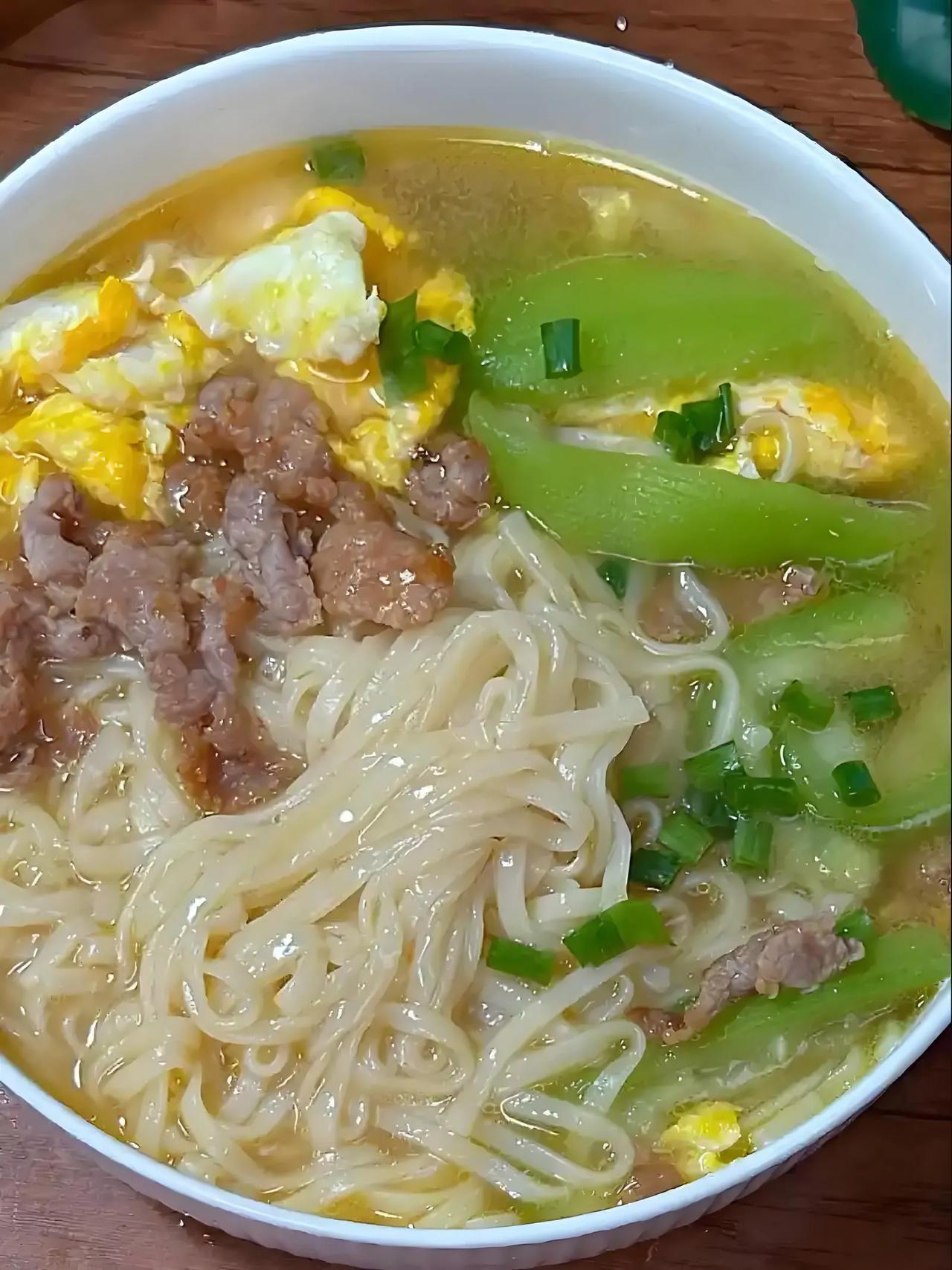 婆婆今天起得好早，今天的早餐，她给我下了面条，一看好有食欲，有这样的婆婆真的是太