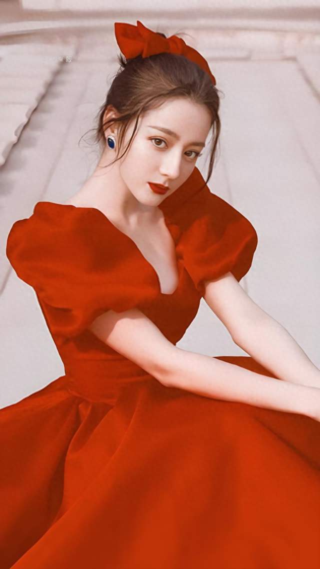 一袭明艳红裙漫步巴黎，迪丽热巴把东方浪漫留在塞纳河畔