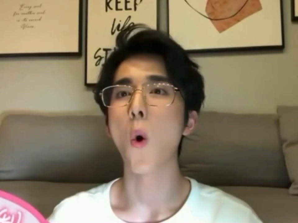 亲爱的 我贪恋早期  尤其是那时眉眼弯弯 懵懵懂懂的你 但我又不愿意让你回到一眼