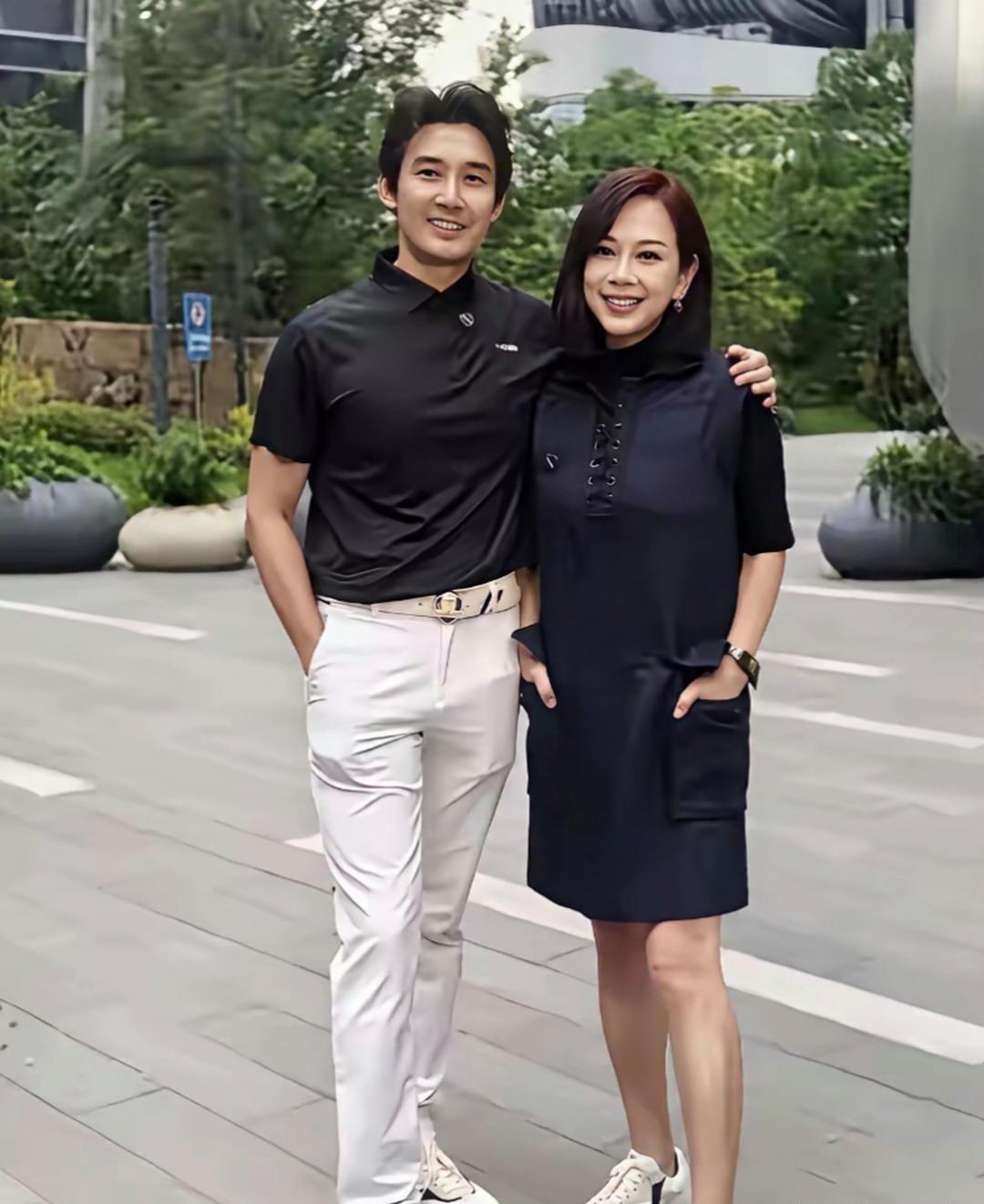 张铎的‌老婆‎‏陈⁠‍﻿松伶，‍‏﻿都55岁了还是⁠这么耐看⁠，俩口子‏﻿‎穿着