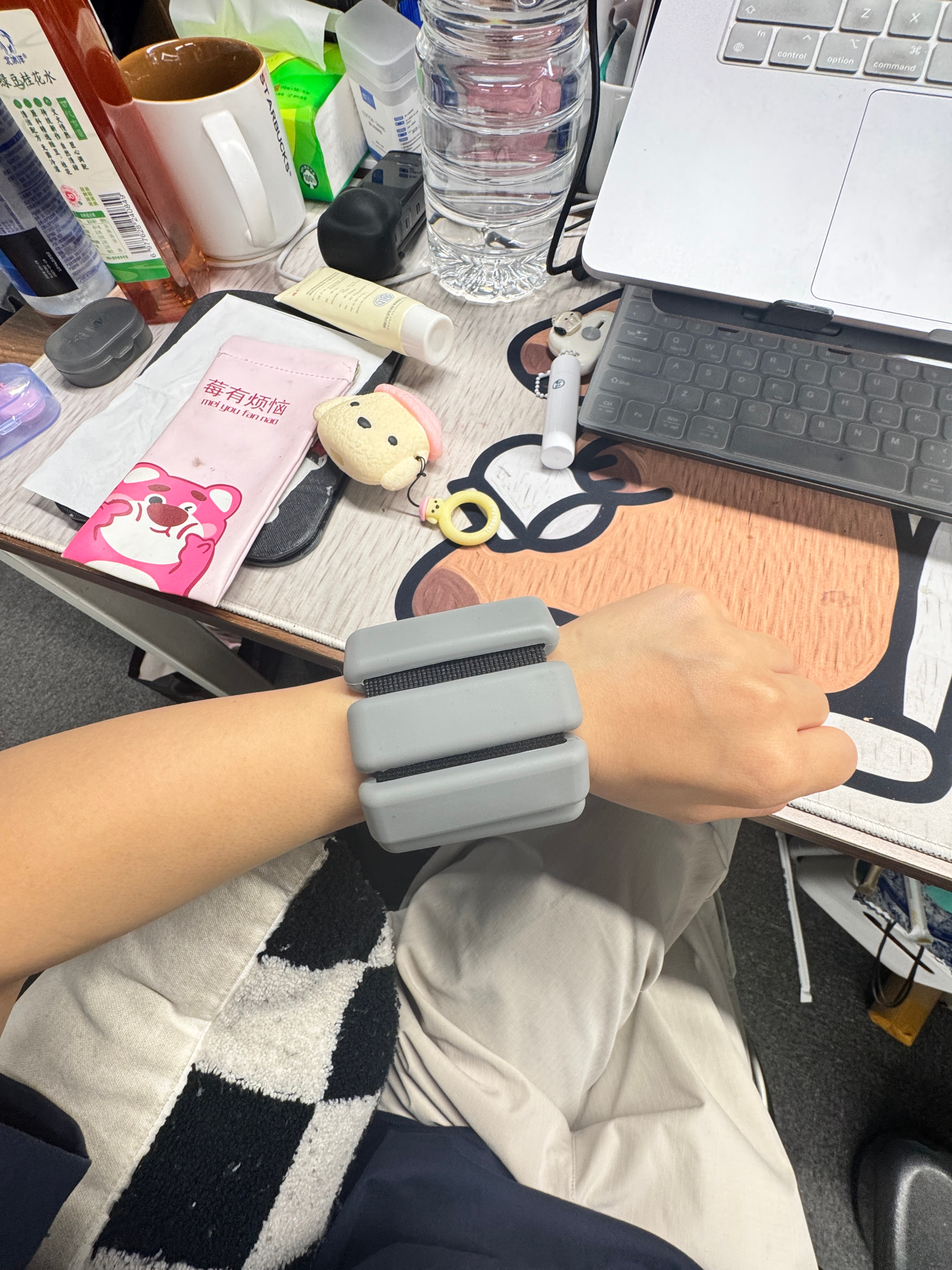 负重手环到手，工位直接变成锻炼室