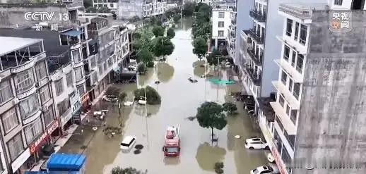 受今年第10号台风“美莎克”的持续影响，广西多地近日遭遇了连番强降雨天气。城区内