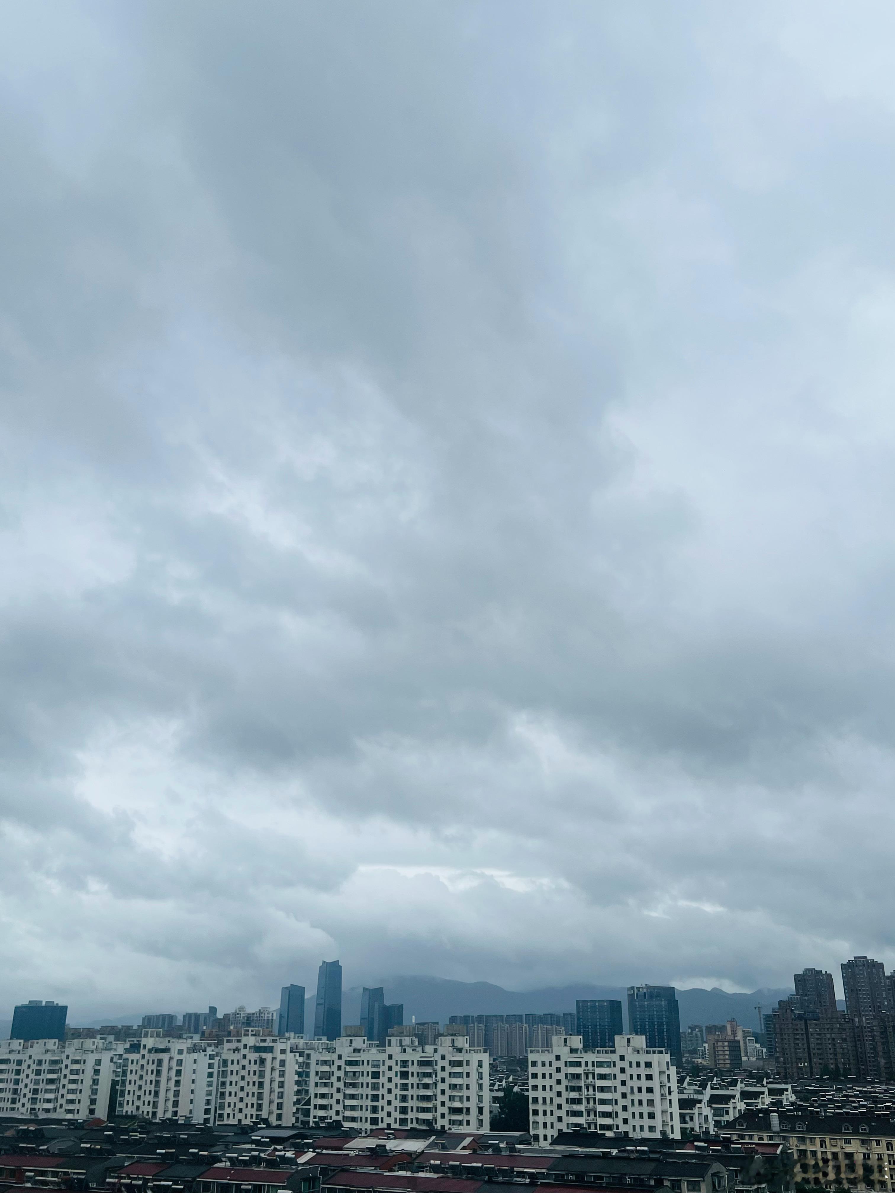 巴威不错的哦，带来了雨水又没有大风，一下子凉快了！ 
