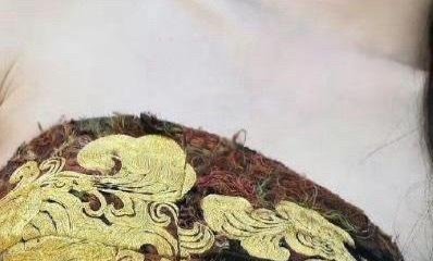 虞书欣上热搜的非遗礼服竟然是13年前的吗？怪不得都起球了，质感还比不上大公鸡。