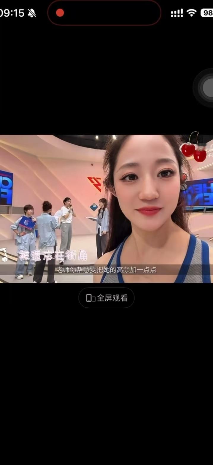 曾沛慈帮队友一个个调音超强专业素养在线，耐心协助队友打磨歌声细节，温柔包容负责，