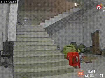 浙江金华一名女子抱着孩子下楼梯时，由于是下雨天，楼梯有些湿滑，导致女子走到最后一