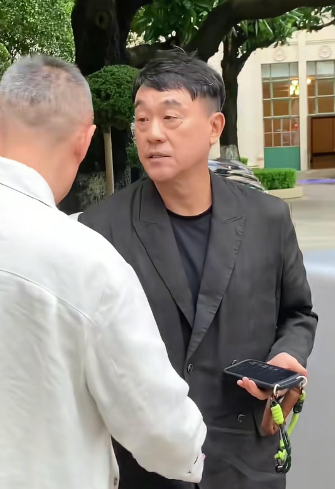 演员何冰说，
第一次去丈母娘家，
妈妈嘱咐他，
去了以后，
要好好和丈母娘聊聊。