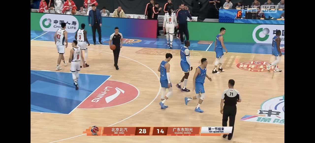 新年大战，粤京大战，北京第一节28：14大胜广东，比赛精彩纷呈，看点颇多：
1、