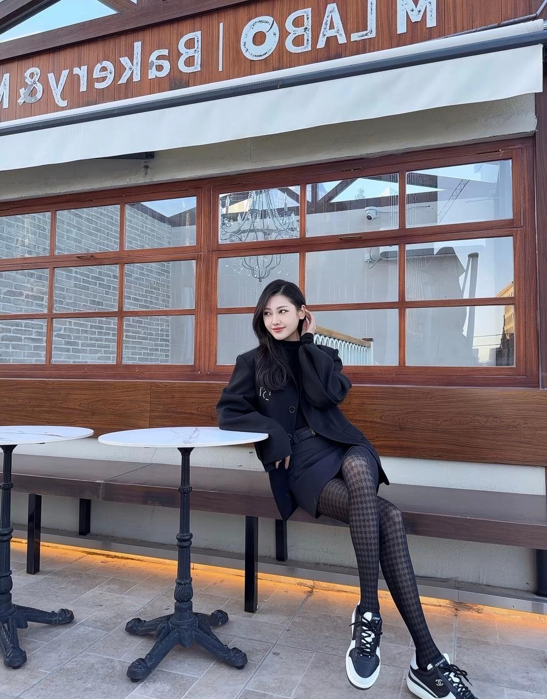 都市雅痞风穿搭，黑白配尽显时尚魅力！