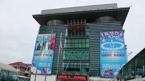 “秀水街”作为中国最早的自由市场和最著名的商业品牌，有着近三十年的历史，很多老北