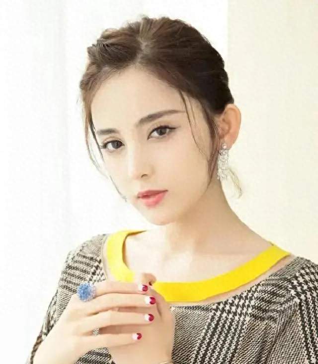 娜扎透露《醒来》剧组聚餐，买单的活儿都是江疏影，理由格外搞笑
