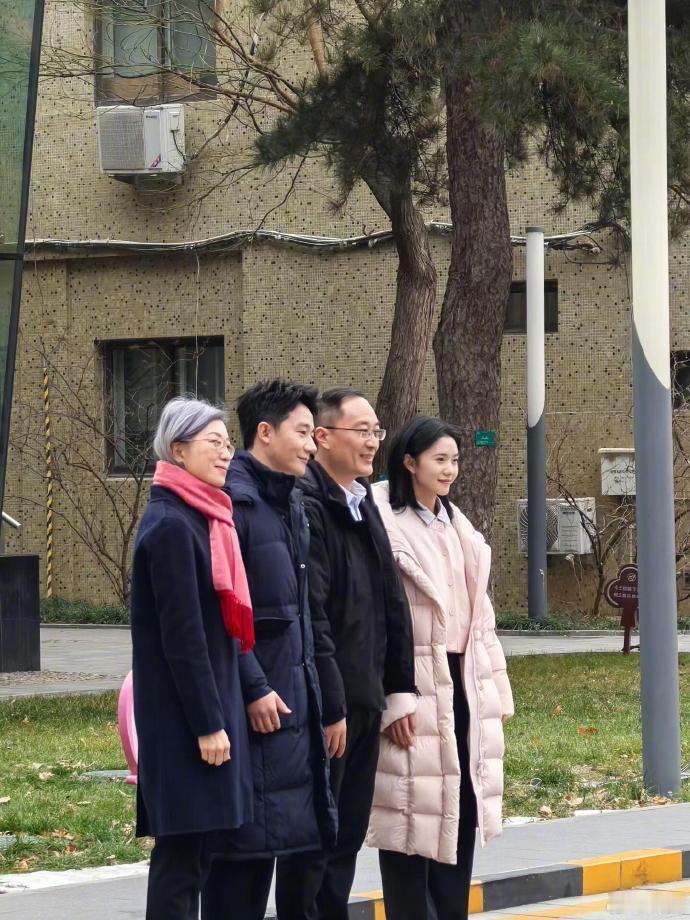 刘浩存黄轩回北舞路透刘浩存黄轩回北舞路透，刘浩存和黄轩一起回母校了~ 