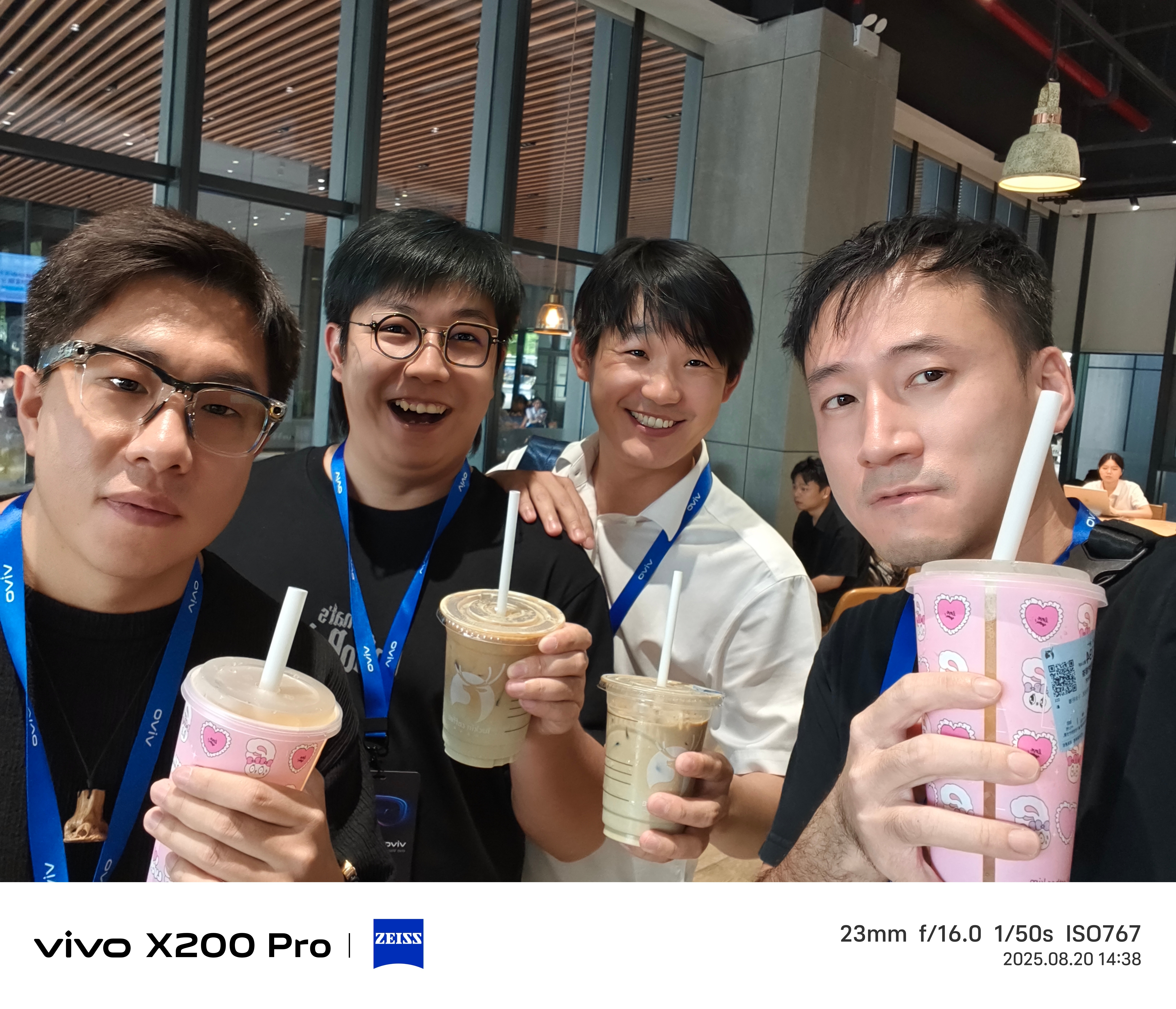 今天来体验vivo Vision 探索版，碰到几个博主，讨论谁长得帅，说实话，我