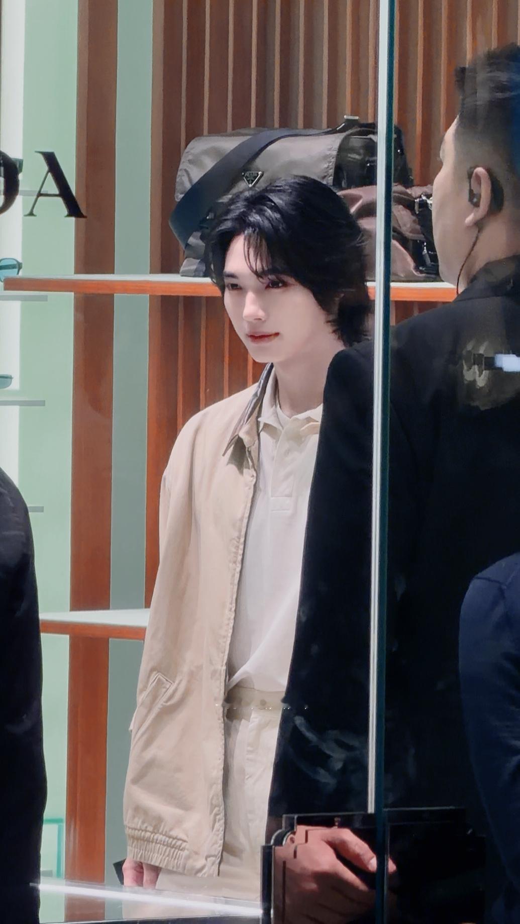 深圳Prada新店开业真是下血本了 请了巨多明星来捧场 杨幂 李现 马龙 李沁 