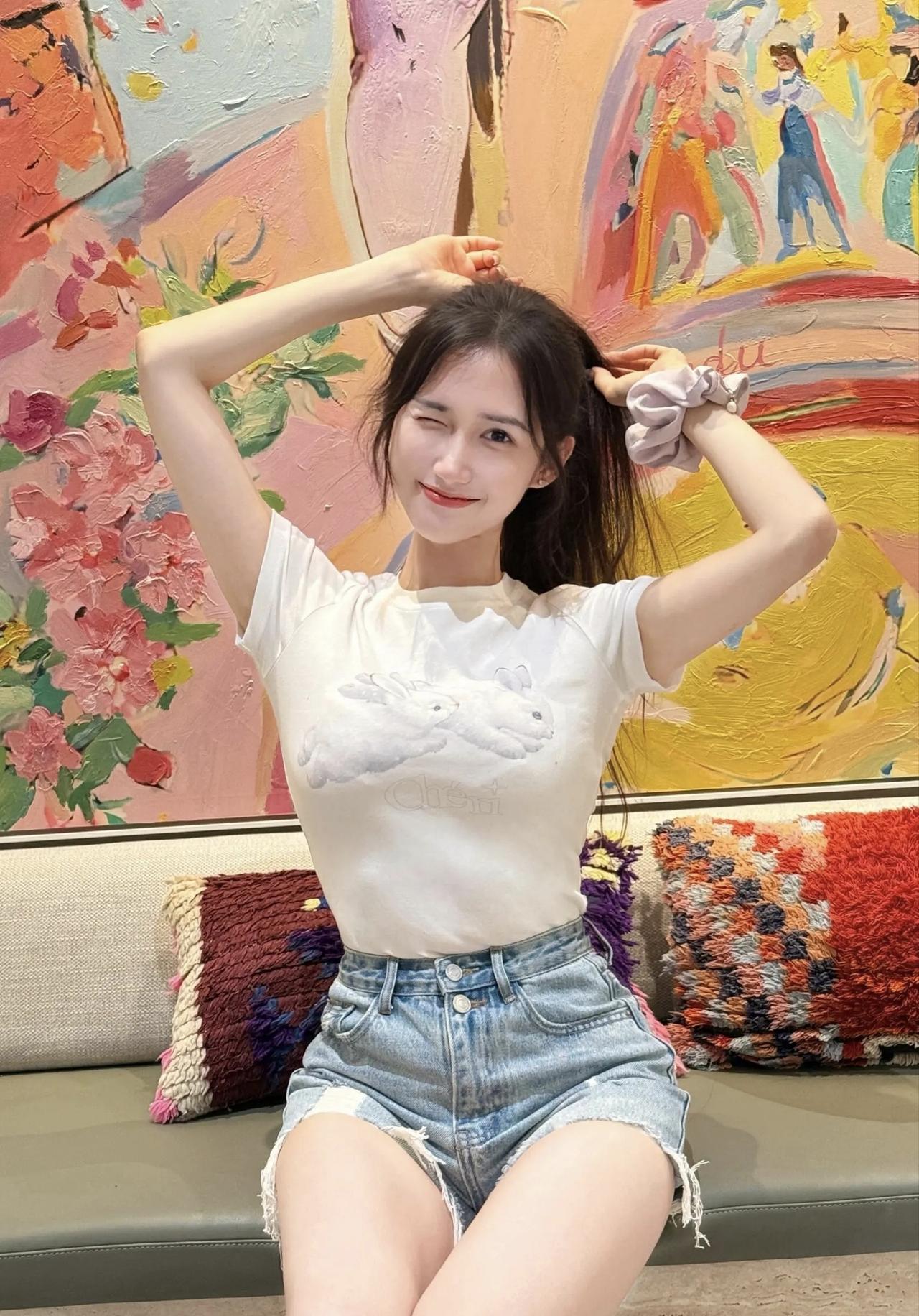 夏日清新穿搭，白色T恤+牛仔短裤，活力满满！🌞👗👖