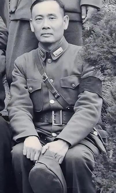 1949年，迪化警察局长刘汉东拿出一份电报，递给马呈祥看，上面写着：我们全家已到