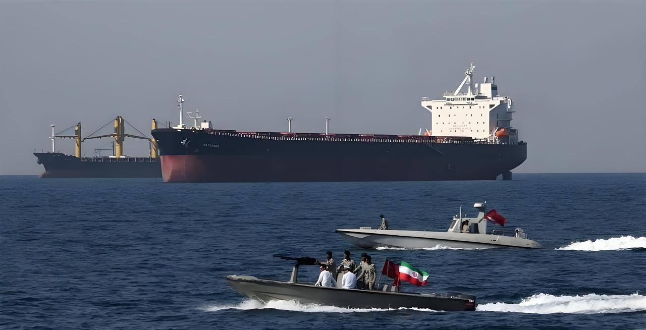 霍尔木兹海峡，终于重新向商船开放了！

特朗普在社交媒体上发文表示：“伊朗宣布霍