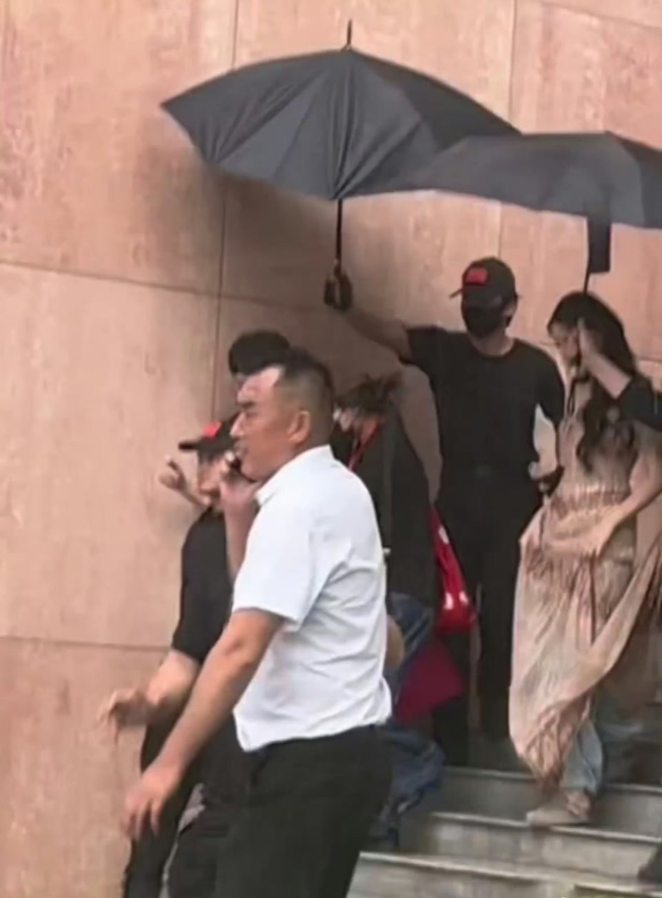 迪丽热巴裙子里面是牛仔裤热巴哈哈哈尽然和我一样，长裙里是牛仔裤，舞台上闪闪发光，