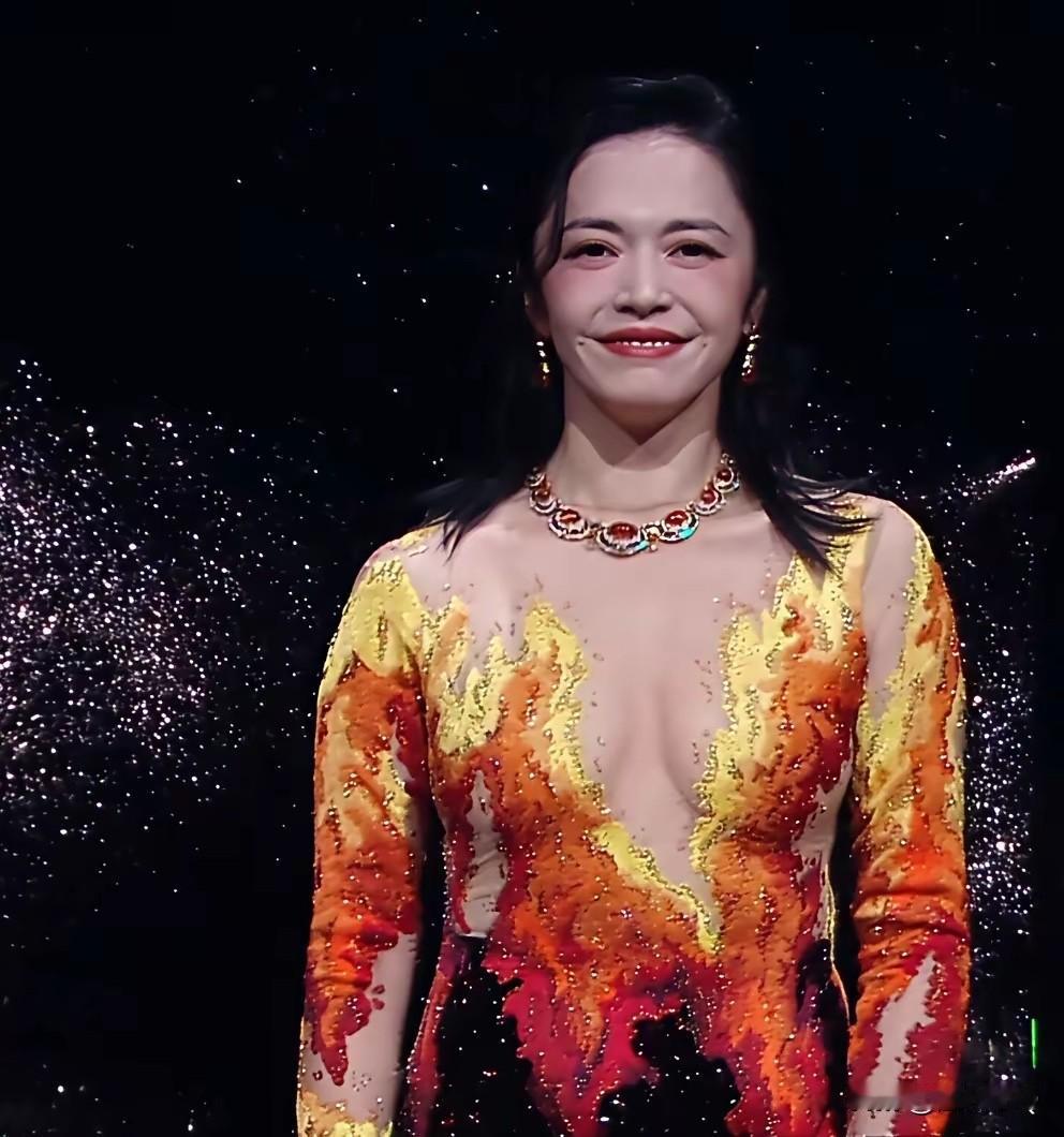 姚晨在2026微博之夜穿了一件火焰礼服，第一眼感官还以为她偷穿了哪吒服呢，真的报