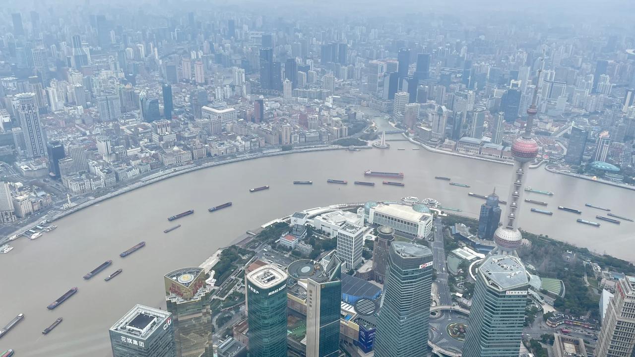 广州的都市气质很像上海，都是国家的历史文化名城、底蕴深厚，国际化氛围浓厚、时尚前