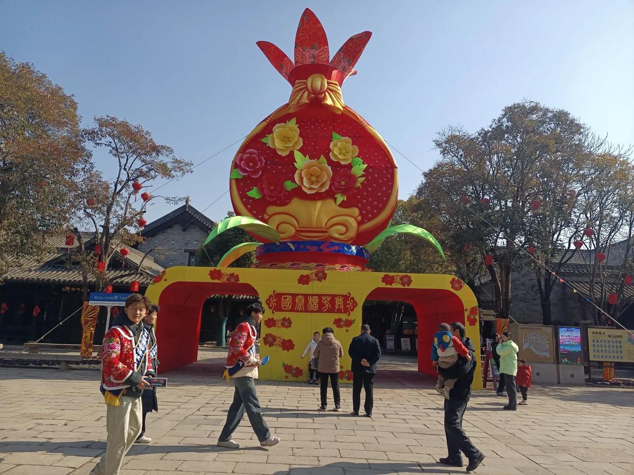 灵蛇献瑞贺新春，灯会璀璨耀古城。相约新春灯会，台儿庄古城欢迎您！（图片来源：老山