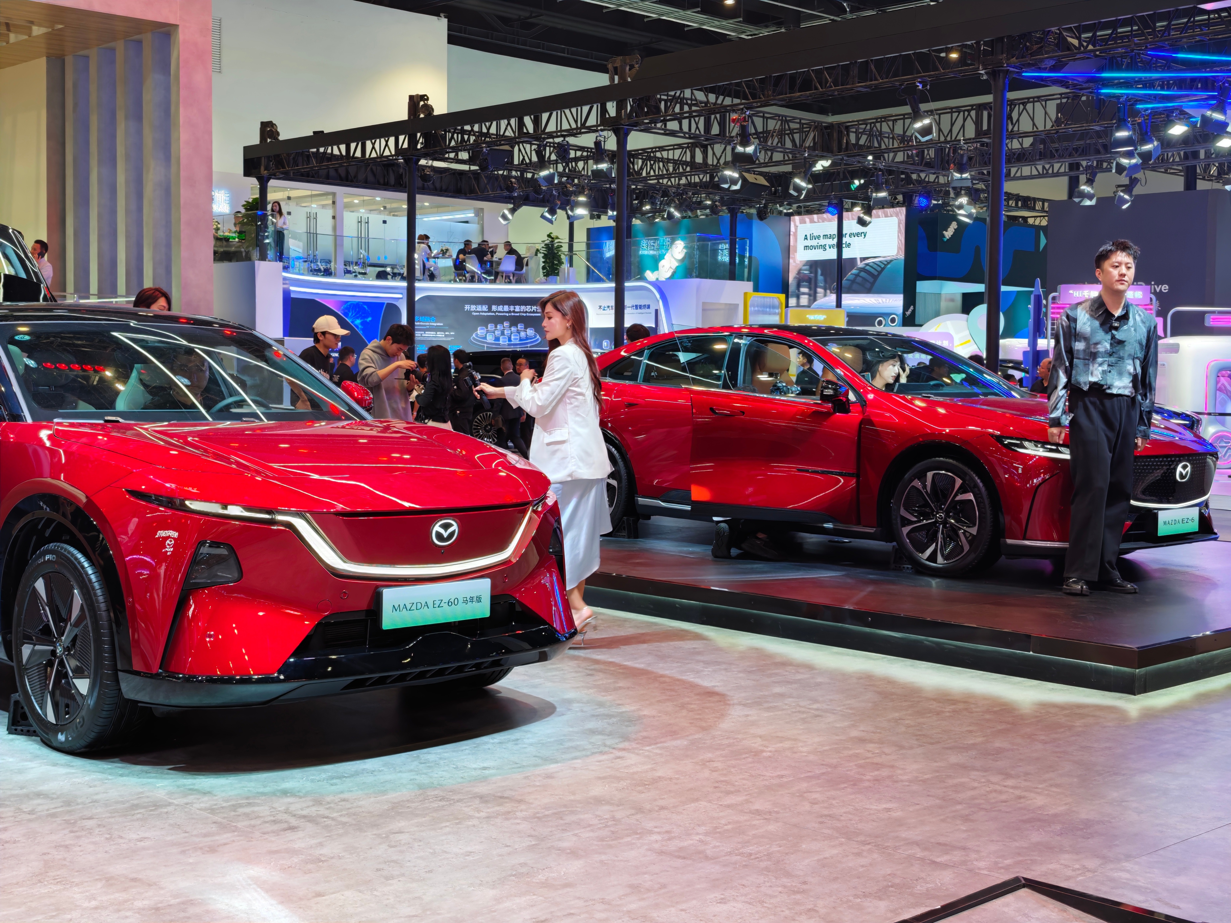 有一说一，马自达这个魄动红，除了要加钱还不保值之外没有任何缺点了，真的太好看了。