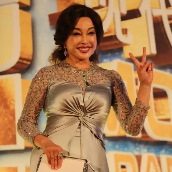 75岁刘晓庆离婚36年后，前夫现身庆典深深鞠躬，这体面和解太解气！

娱乐圈离婚