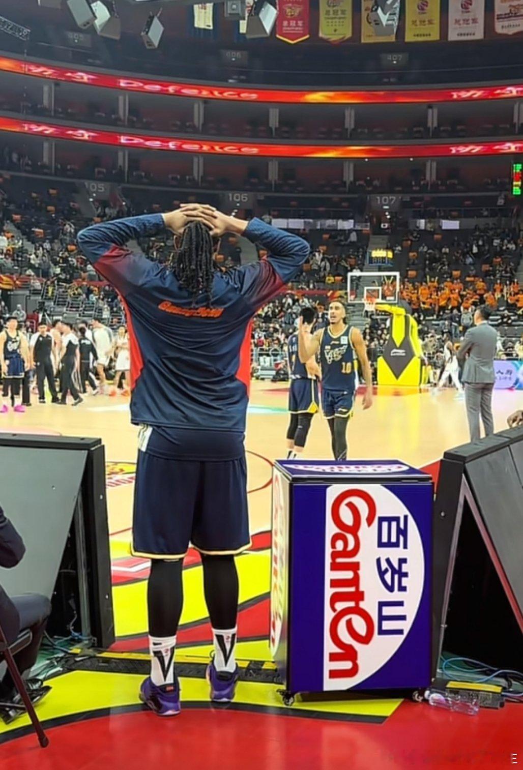 看了个视频，奎因昨晚都不记得比分情况呢，举着手去问杜指导，昨晚也是够走神的，焦泊