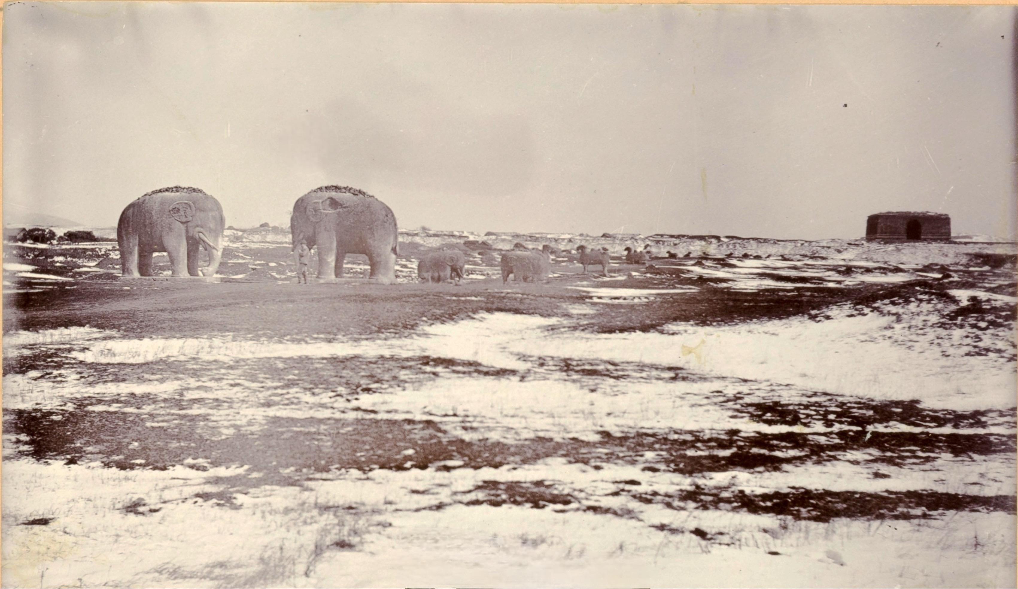 1902 年雪落明陵，旧影凝冬，残雪沾荒径，历史的厚重感。