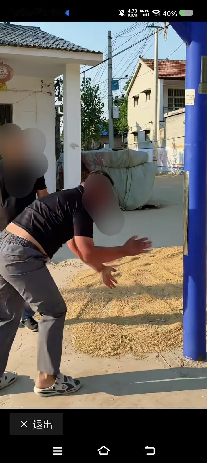 大哥，你“滑档”了——
网上信息：两男子健身，旁边晒着麦子。一人倒立，倚着栏杆。