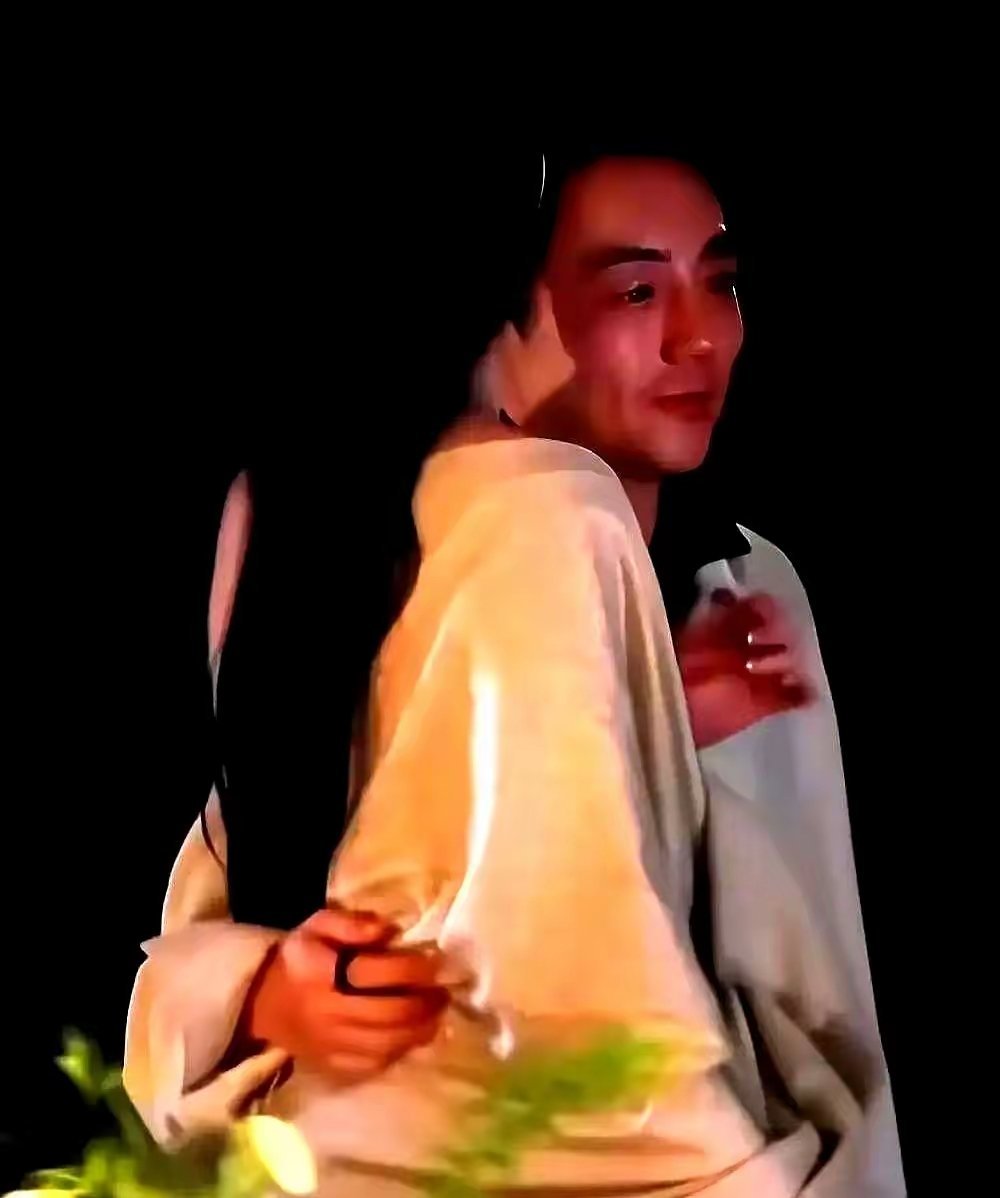 看了刘亦菲在晚宴上被中年男主编搂腰的那个动图，我真的被爽到了 