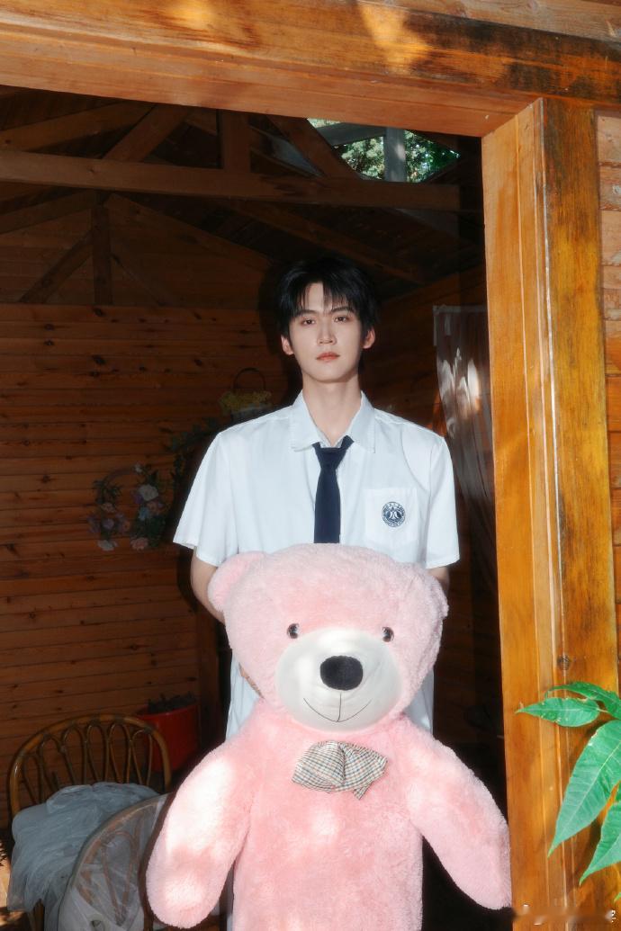周柯宇夏日校服少年感夏日限定周柯宇 很难不沦陷于周柯宇的夏日随拍，绿植繁花环绕木