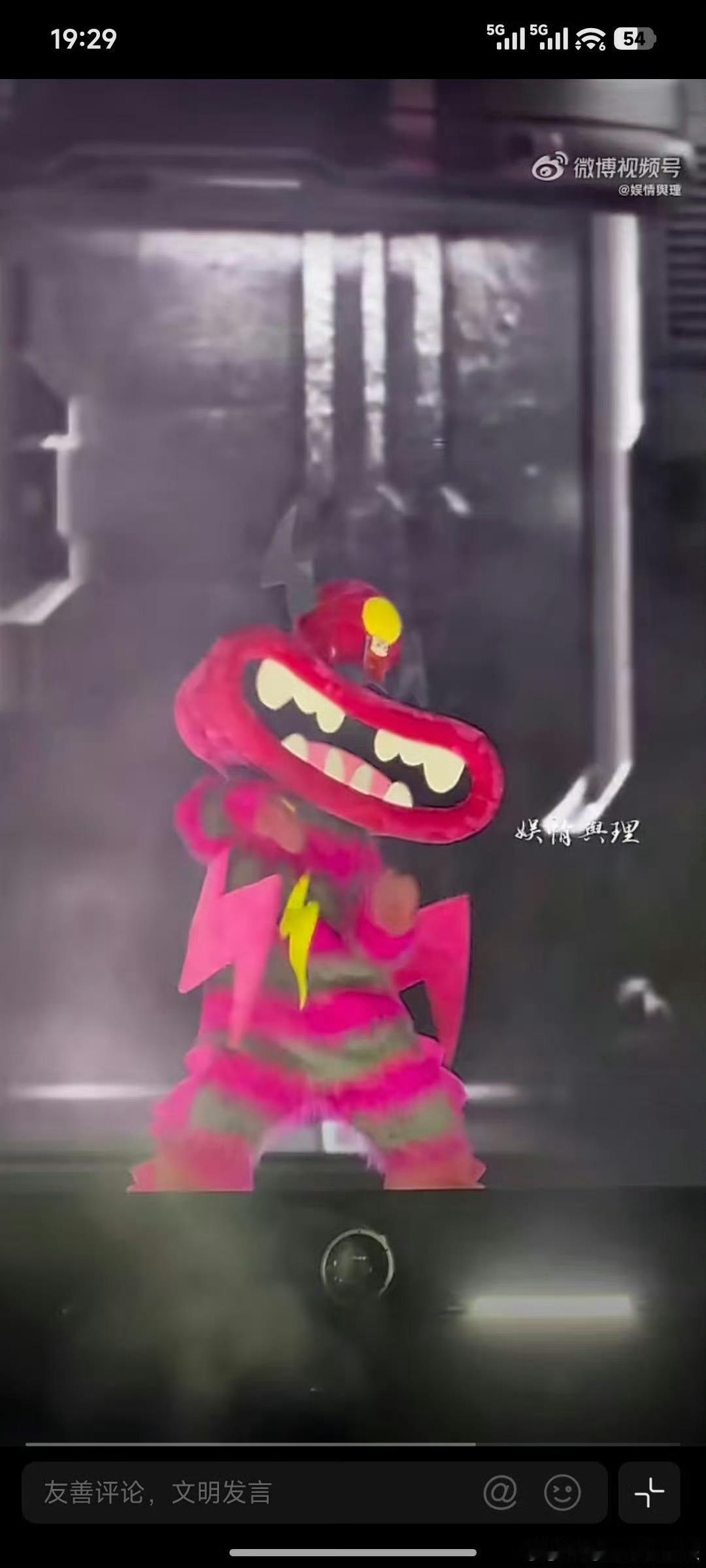 嗨皮牙跳了刀马刀马咱就说嗨皮牙是真懂马年啊，刀马刀马跳得有模有样还带着点小笨拙，