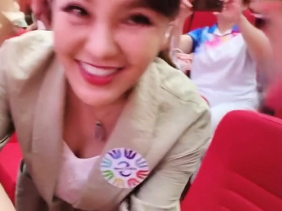 好漂亮好美，我不敢想象和她握手我会不会当场晕过去呀我的天呀怎么这么好看 