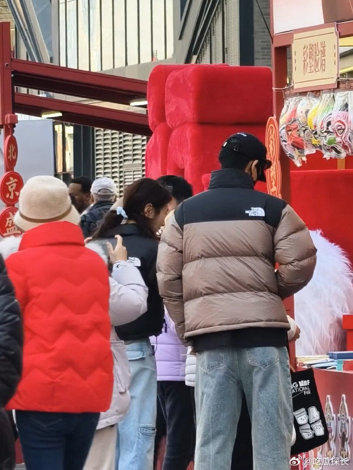 李昀锐逛集市被偶遇 李昀锐逛集市被偶遇，小林就这样高高壮壮的！ 李昀锐北京逛集市