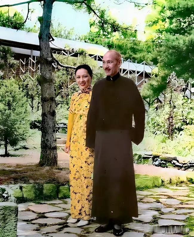 1937年金陵的蒋与夫人，蒋长袍马褂，夫人身着颜色鲜艳的旗袍，两人喜笑颜开，携手