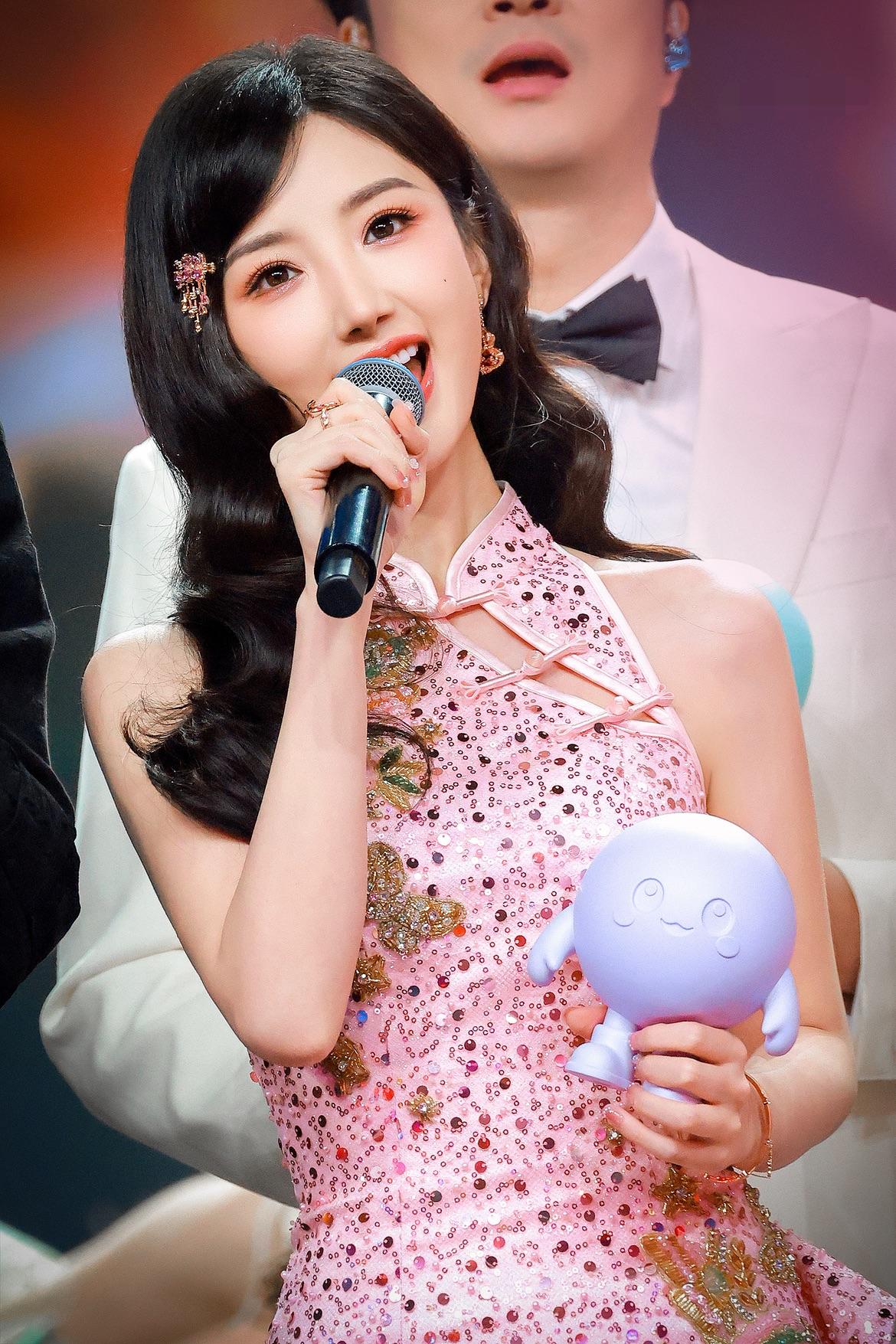 28岁生日夜崩溃大哭，

毛晓彤撕开了多少人的年龄焦虑？

2毛晓彤28岁生日当