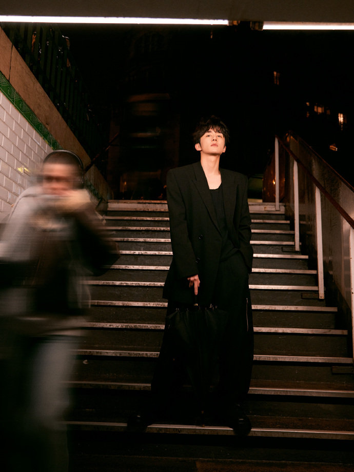 #巴黎男装周# 张新成巴黎夜景随拍，邂逅浪漫~📸 #时尚日报# ​​​